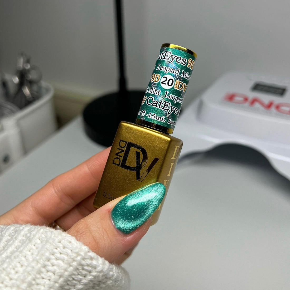 Esmalte de uñas y gel DND DC Duo 166 - Rosa duro